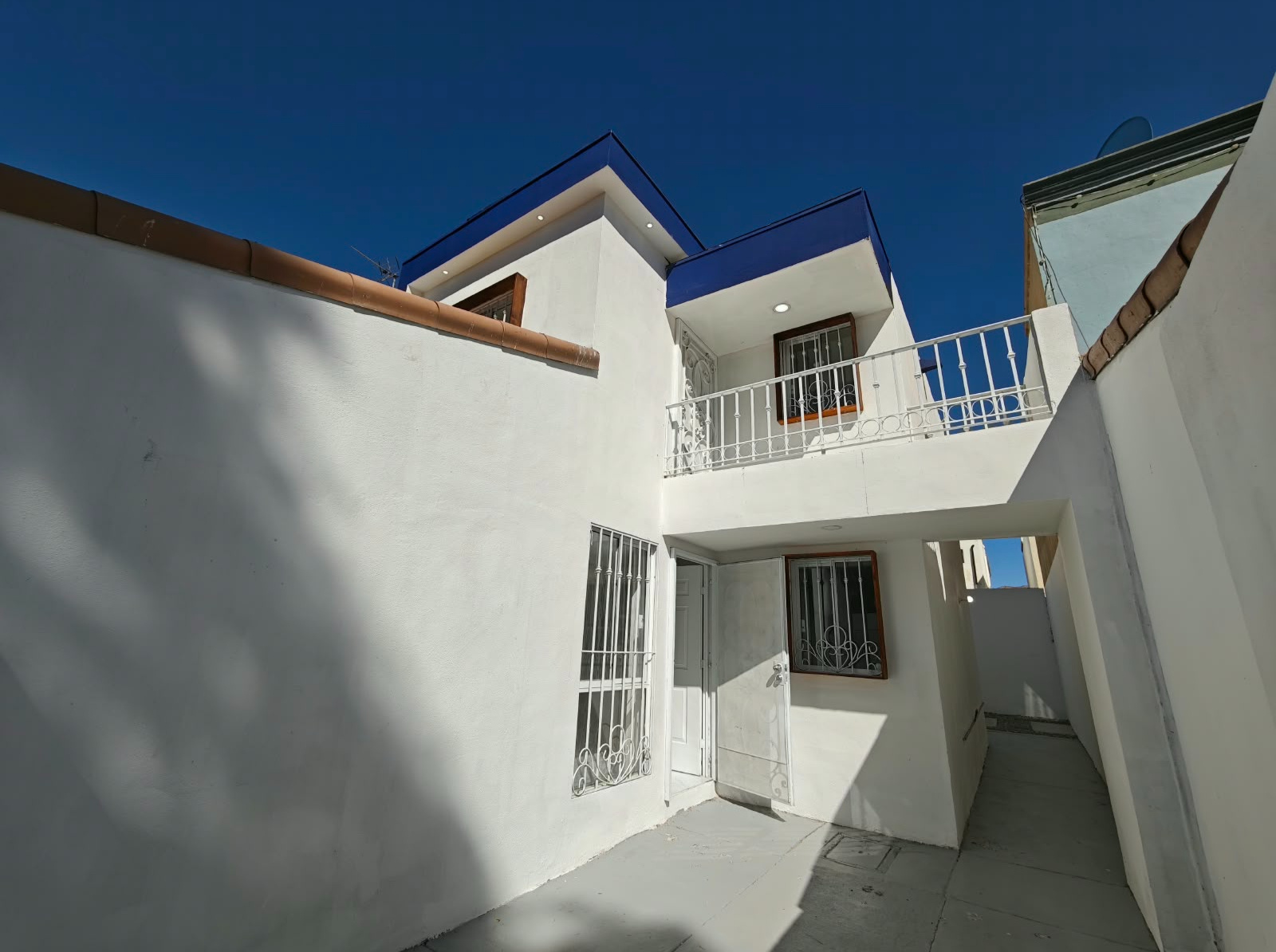 Untitled 🏡 ¡CASA TOTALMENTE REMODELADA EN VENTA! 📍 Ubicación: Privada Framboyanes, Ribera del Bosque, Tijuana. 💲 Precio: $2,250,000 MXN 💳 Formas de pago: Aceptamos crédito bancario, Infonavit y pago de contado. (Te apoyamos con el trámite sin costo). ✨ Estilo M